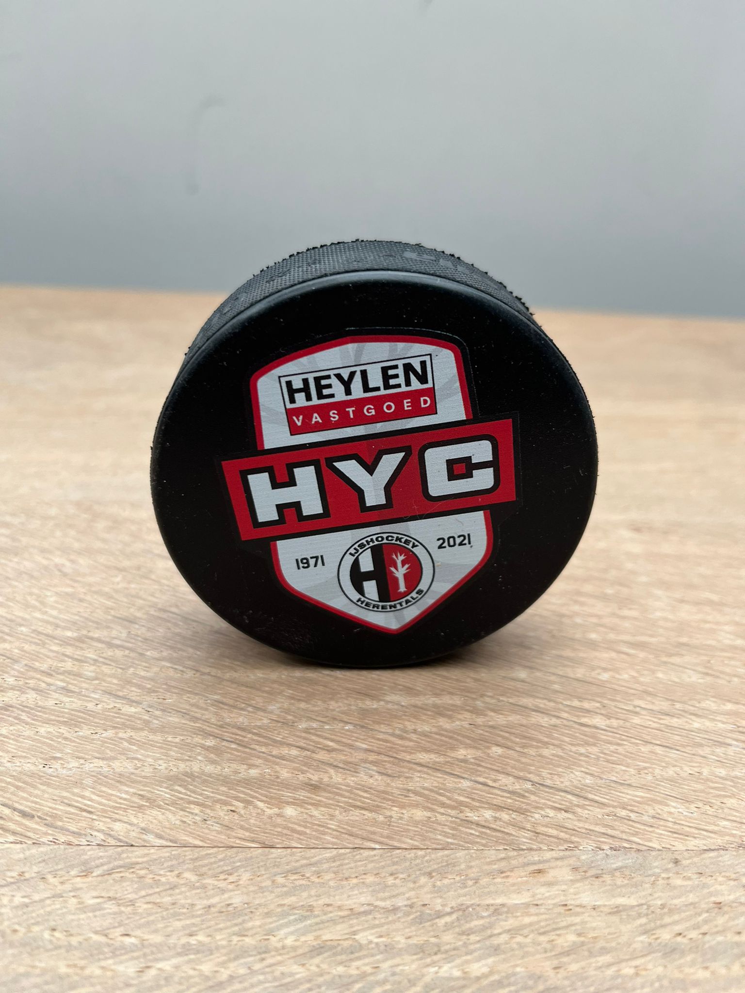 Puck met HYC-Logo